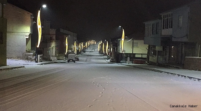 Bingöl Karlıova'da kar yağışı, ilçeyi beyaza bürüdü