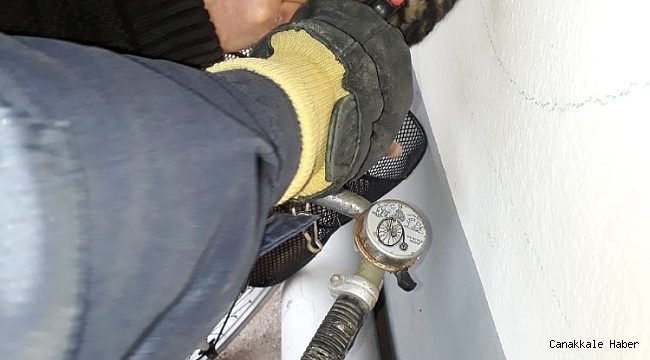 Bisiklet sepetine patisi sıkışan kediyi itfaiye kurtardı