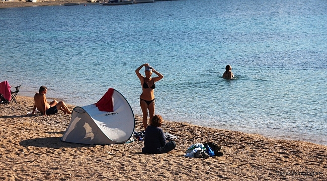Bodrum'da bitmeyen yaz; çadırını, masasını, sandalyesini alan sahile koştu