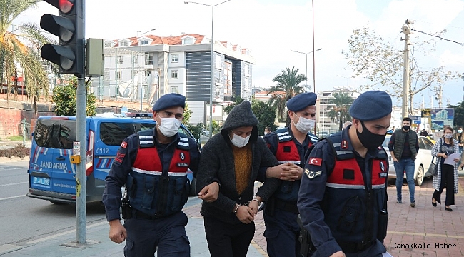 Boğazına bıçak dayadığı Rus turisti cinsel tacizde bulunup gasp etti
