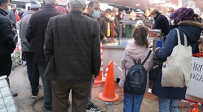 Bolu&#039;da, 15 liradan satılan hamsi kuyruk oluşturdu