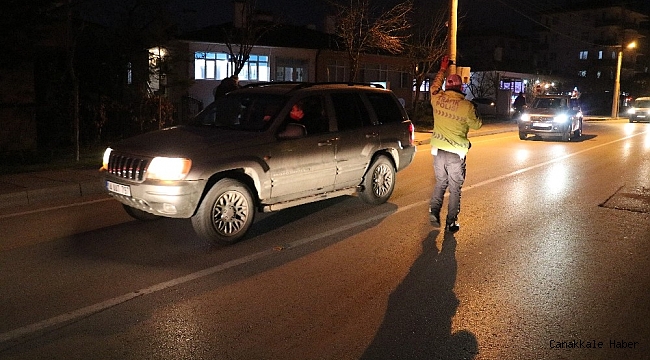 Bolu'da alt geçide sıkışan tır lastiklerinin havası indirilerek kurtarıldı