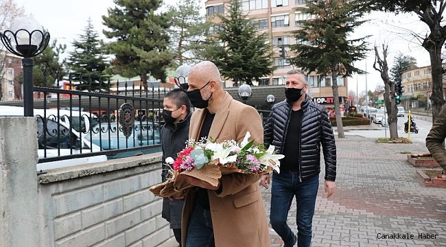 Bolu&#039;da vatandaşlardan polise çiçekli destek