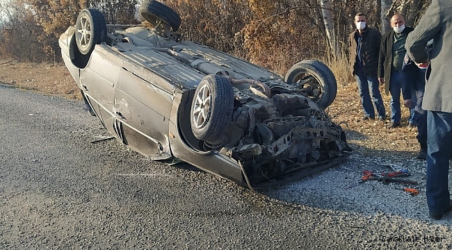 Bölünmüş yolda karşı şeride geçen otomobil takla attı: 3 yaralı