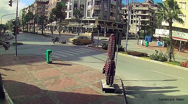 Bomboş bulvarda birbirlerine girdiler, motosiklet sürücüsü ölümden döndü