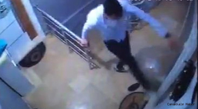 Boşandığı eşinin evine tekme ile girmeye çalıştı