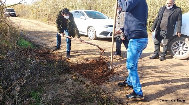 Bozuk yolu kazma ve kürekle düzeltmeye çalıştılar