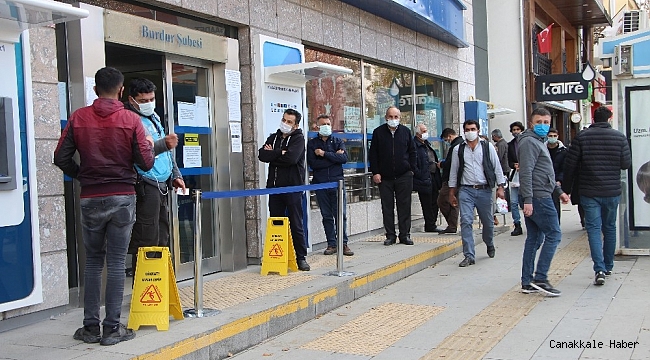 Burdur&#039;da sokağa çıkma yasağına saatler kala banka önlerinde kuyruklar oluştu