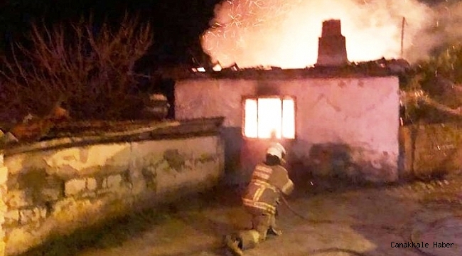 Burhaniye&#039;de tek katlı ev alevlere teslim oldu