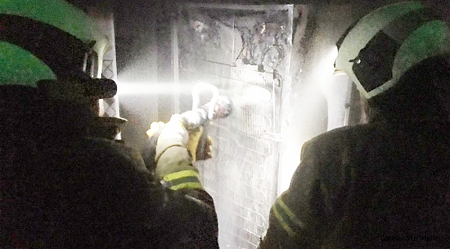 Burhaniye'de tutuşan buzdolabı az kalsın evi yakıyordu