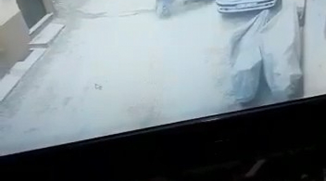Bursa&#039;da motosikletiyle tek teker üstünde giden sürücünün düşme anı kamerada