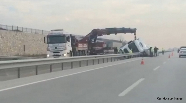 Bursa&#039;da tır bariyerlere saplandı