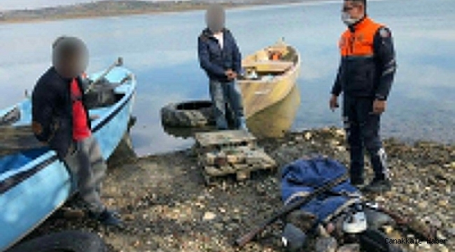 Bursa'da Uluabat Gölü'nde kaçak avcılık yapan 2 kişiye 3 bin 622 lira idari para cezası yazıldı.