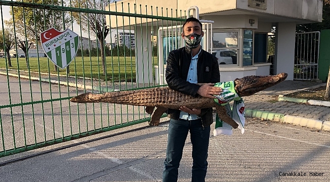 Bursaspor taraftarı tesise timsah getirdi