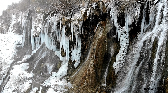 Buz tutan şelale kartpostallık görüntü oluşturdu