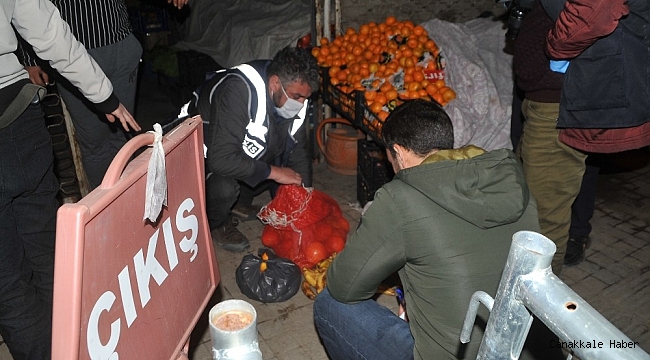 Çaldıkları meyveleri yiyemeden yakalandılar