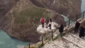 Canlarını hiçe sayıp uçurumun kenarında halay çektiler