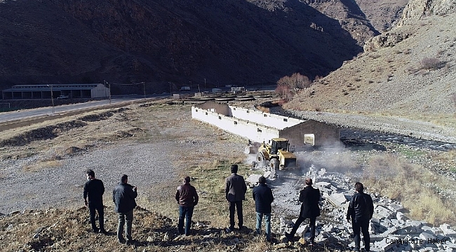 Çatak&#039;ta metruk binalar bir bir yıktırılıyor