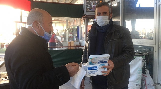 Çay ocağı işletmecisi müşterilerine maske dağıtıyor