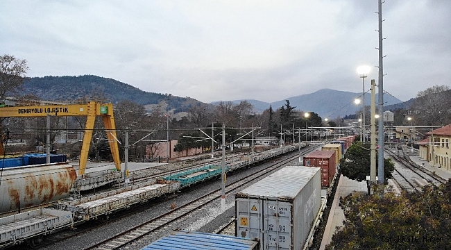 Çin'e gidecek 42 vagon ve 42 konteynerlik ihracat treni havadan görüntülendi
