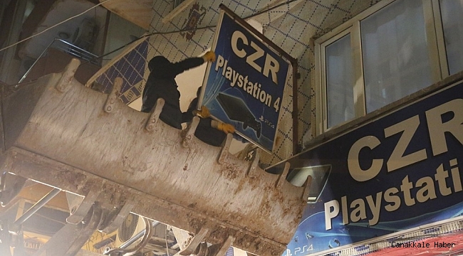 Cizre&#039;de izinsiz asılan tabelalar sökülüyor