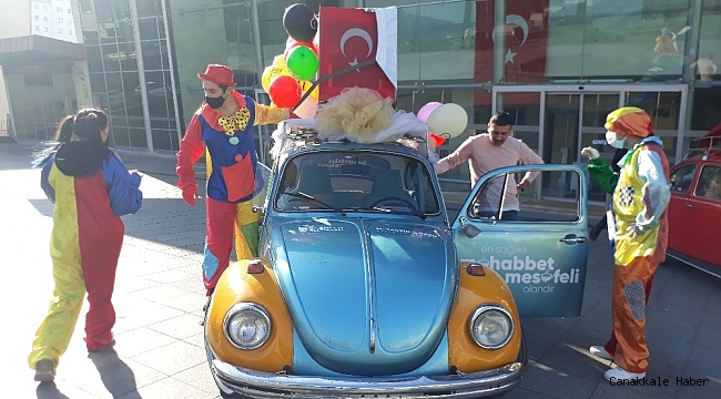 Çocuklar kısıtlamada palyaçolarla eğlendi