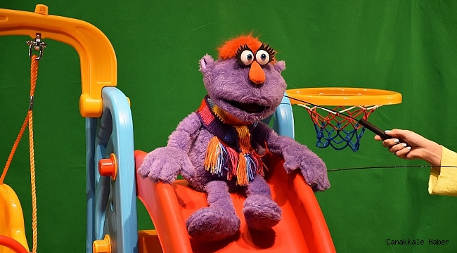 Çocuklar, yeni arkadaşları puki ile her hafta bir tiyatro izleyecek