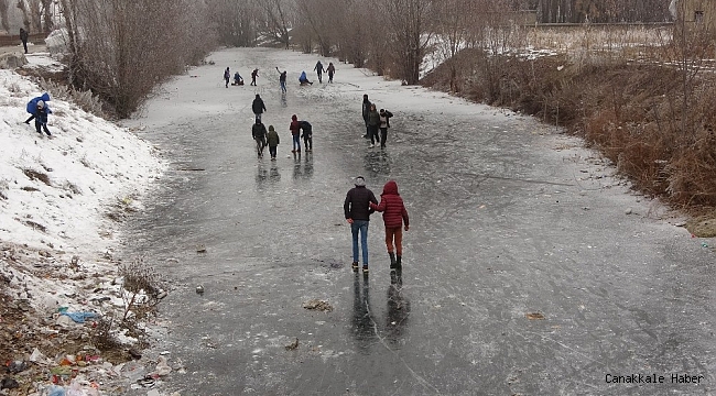 Çocukların donan derede kızak keyfi