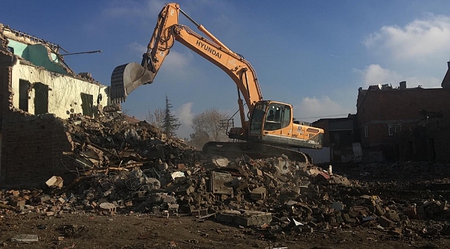 Çorum&#039;da Belediye, Devanede kamulaştırdığı binaları yıkıyor