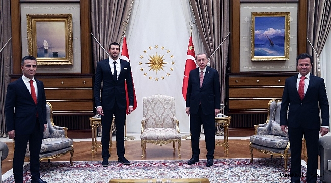 Cumhurbaşkanı Erdoğan, milli yüzücü Emre Sakçı&#039;yı kabul etti