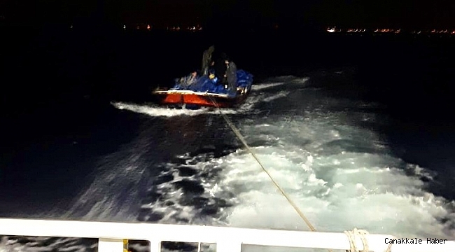 Denizin ortasında arızalanan teknede mahsur kalan 4 kişi kurtarıldı