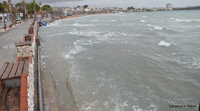 Didim&#039;de şiddetli lodos çatı uçurdu, deniz kabardı