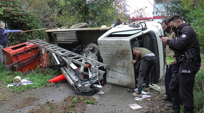 Dik rampadan çıkamayan kamyonet devrildi: 2 yaralı
