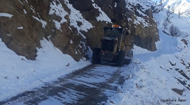 Diyarbakır Büyükşehir Belediyesi kardan kapanan yolları ulaşıma açtı