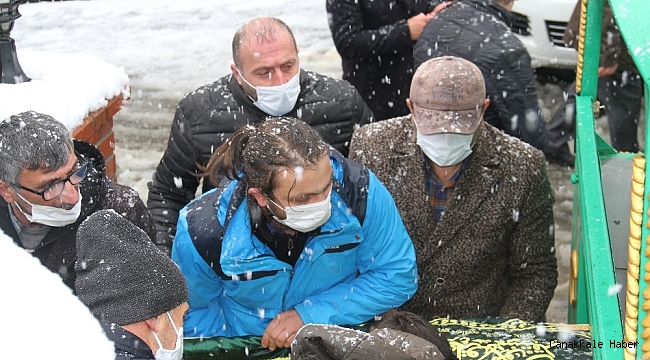 Diyarbakır Valisi Münir Karaloğlu ve Yargıtay Üyesi Burhan Karaloğlu&#039;nun annesi toprağa verildi