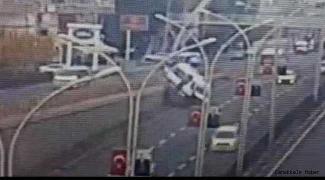 Diyarbakır&#039;da 7 kişinin yaralandığı minibüs kazası güvenlik kameralarına yansıdı