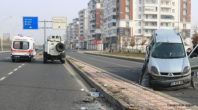 Diyarbakır&#039;da kısıtlamada bomboş yolda trafik kazası: 2 yaralı