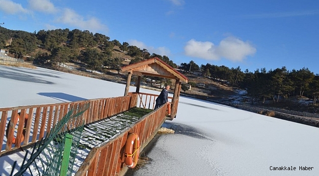 Donan gölet kartpostallık manzaralar oluşturdu