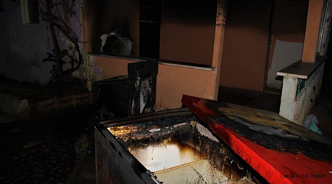 Dondurma dolaplarında çıkan yangın gecekonduyu yaktı