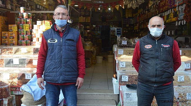 Dükkânlarını açan esnafın boş bekleyişi