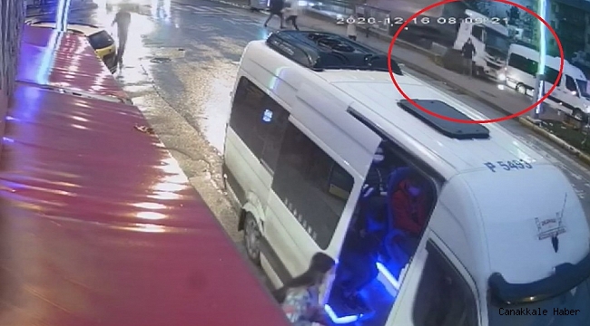 Durağa dalan tırın altında kalmaktan son anda kurtuldular