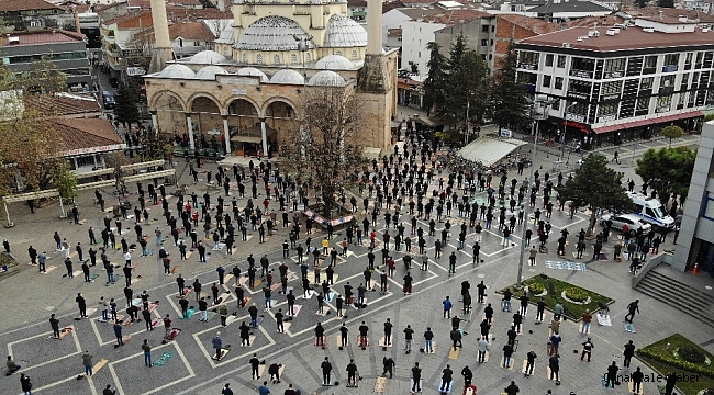 Düzce&#039;de camilerde yağmur duasına binlerce kişi katıldı