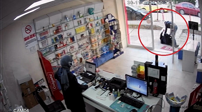 Eczanedeki çalışanı, yaşlı adamı kaldırıma böyle fırlattı