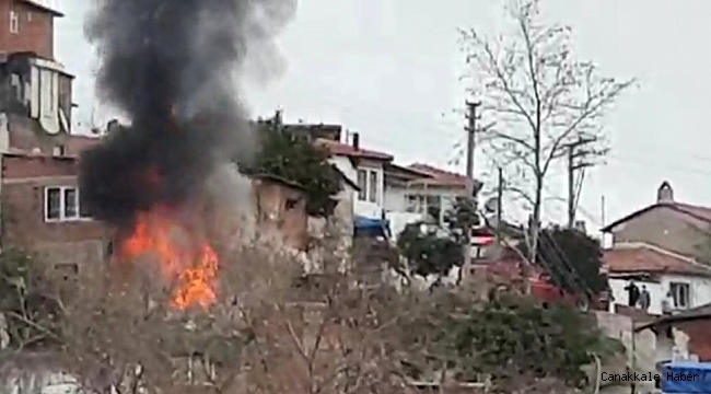 Edremit'te tek katlı ev alev alev yandı