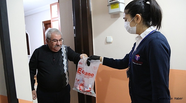 Efeler Belediyesi evlerinde çıkamayan vatandaşlara yardımcı oluyor