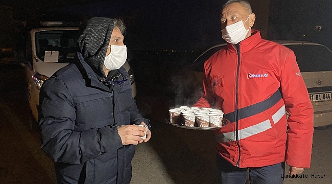 Eksi 5 derecede denetleme yapan polise sıcak çay