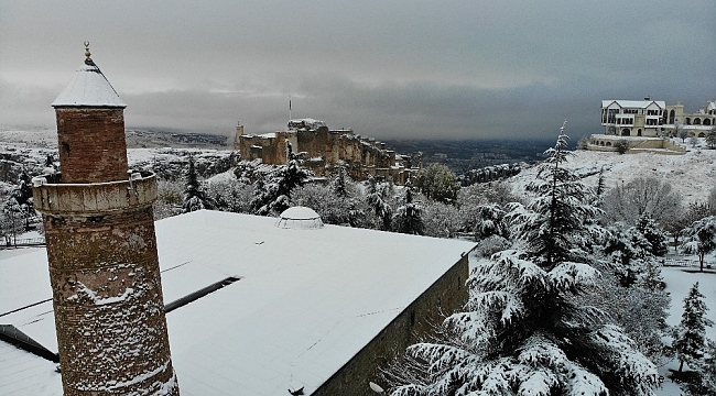 Elazığ&#039;a mevsimin ilk karı yağdı, Harput&#039;ta kartpostallık görüntüler oluştu
