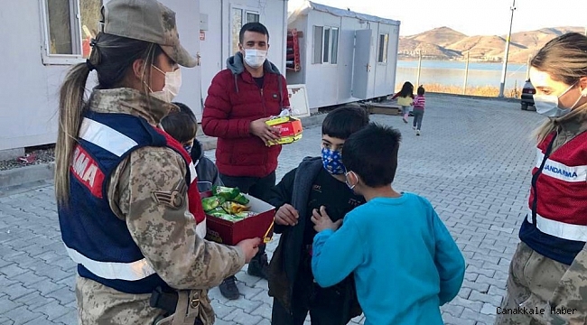 Elazığ&#039;da depremzede çocuklara jandarmadan moral ziyareti