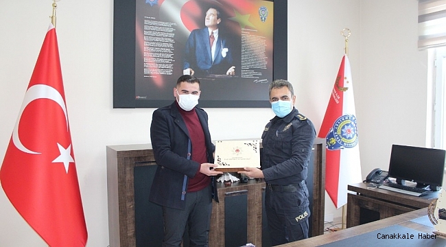 Emniyet Müdürü Özer&#039;den başarılı Gazetecilere hediye