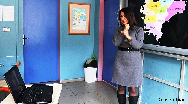 Engelli öğrenciler uzaktan eğitimle ders işliyor